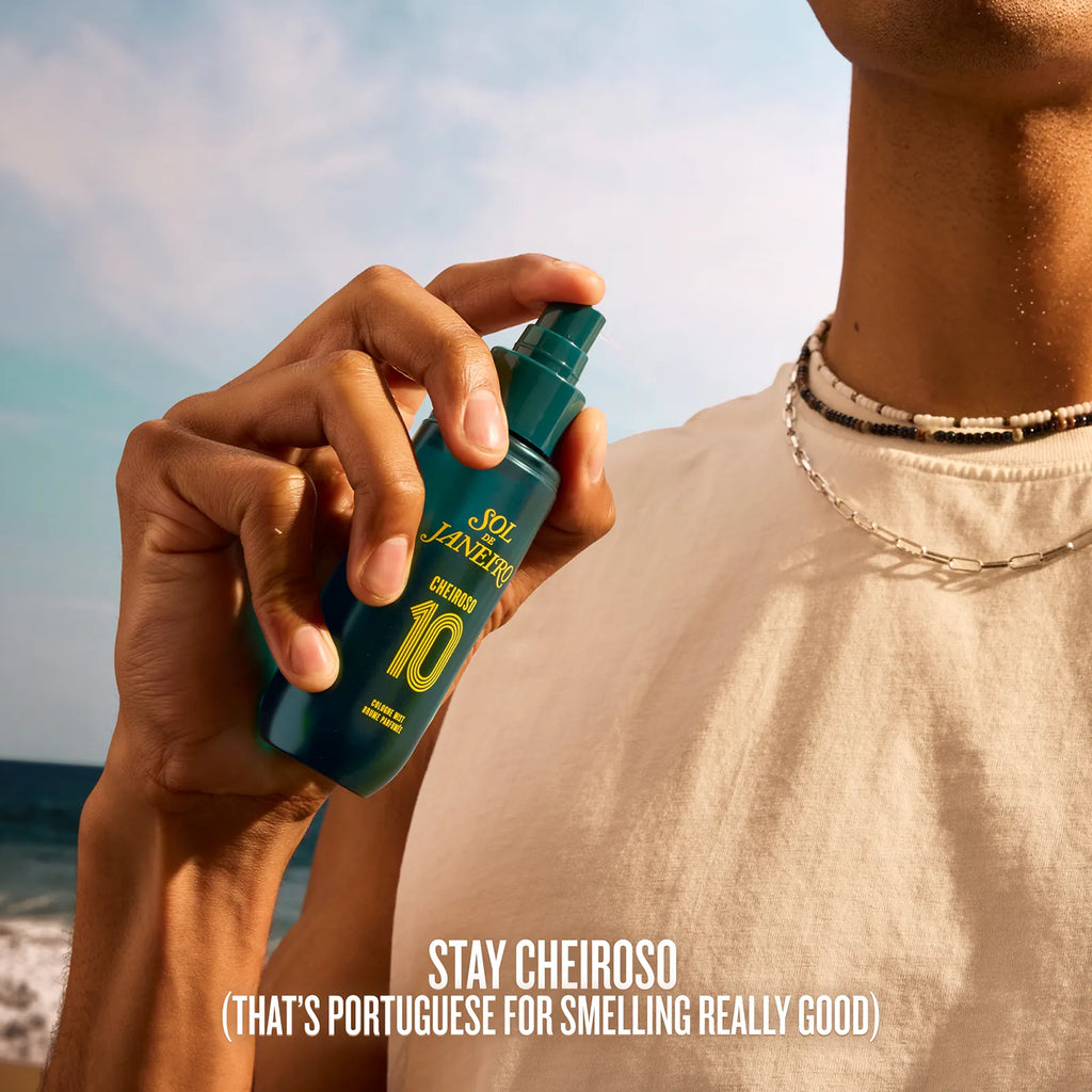 Person holding a spray bottle with a beach background and text 'Stay Cheiroso'.
